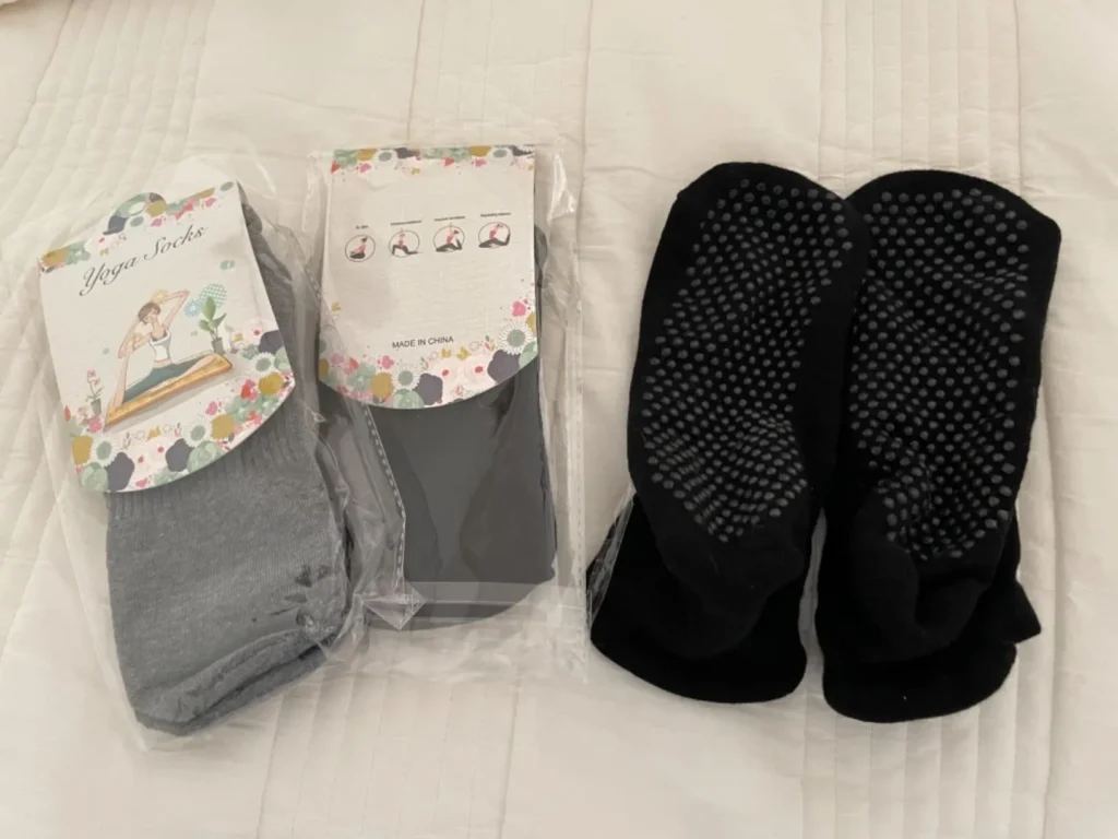 ヨガやピラティス専用の滑り止め付き靴下はどこで買えますか?