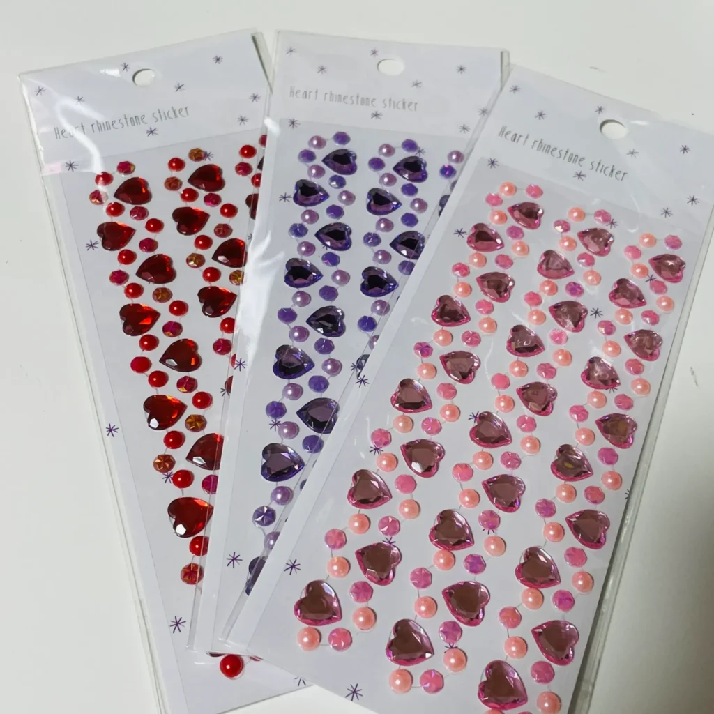 顔に貼るシールとは？種類と用途